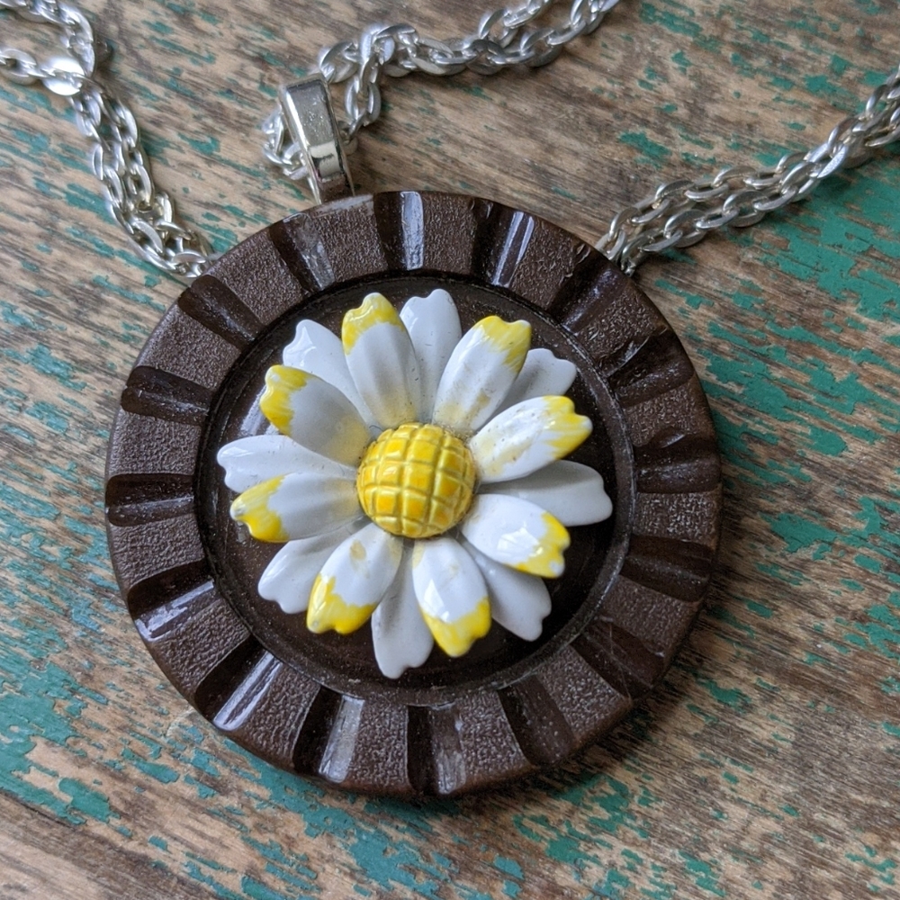 WHIMSY HOUSE I NWT Upcycled Retro Daisy Vintage Findings Button Necklace - Picture 2 of 9